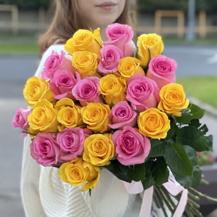 25 розовых и желтых роз 60 см